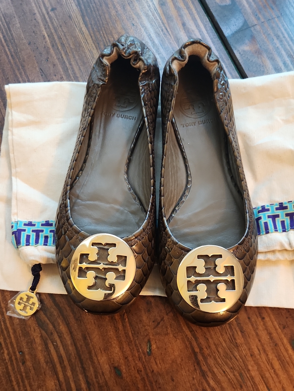 Tory Burch Flats Reva Ballerina Shoes Patent Leather Ballet Gold Logo Sz 5 1/2 - Picture 3 of 3
